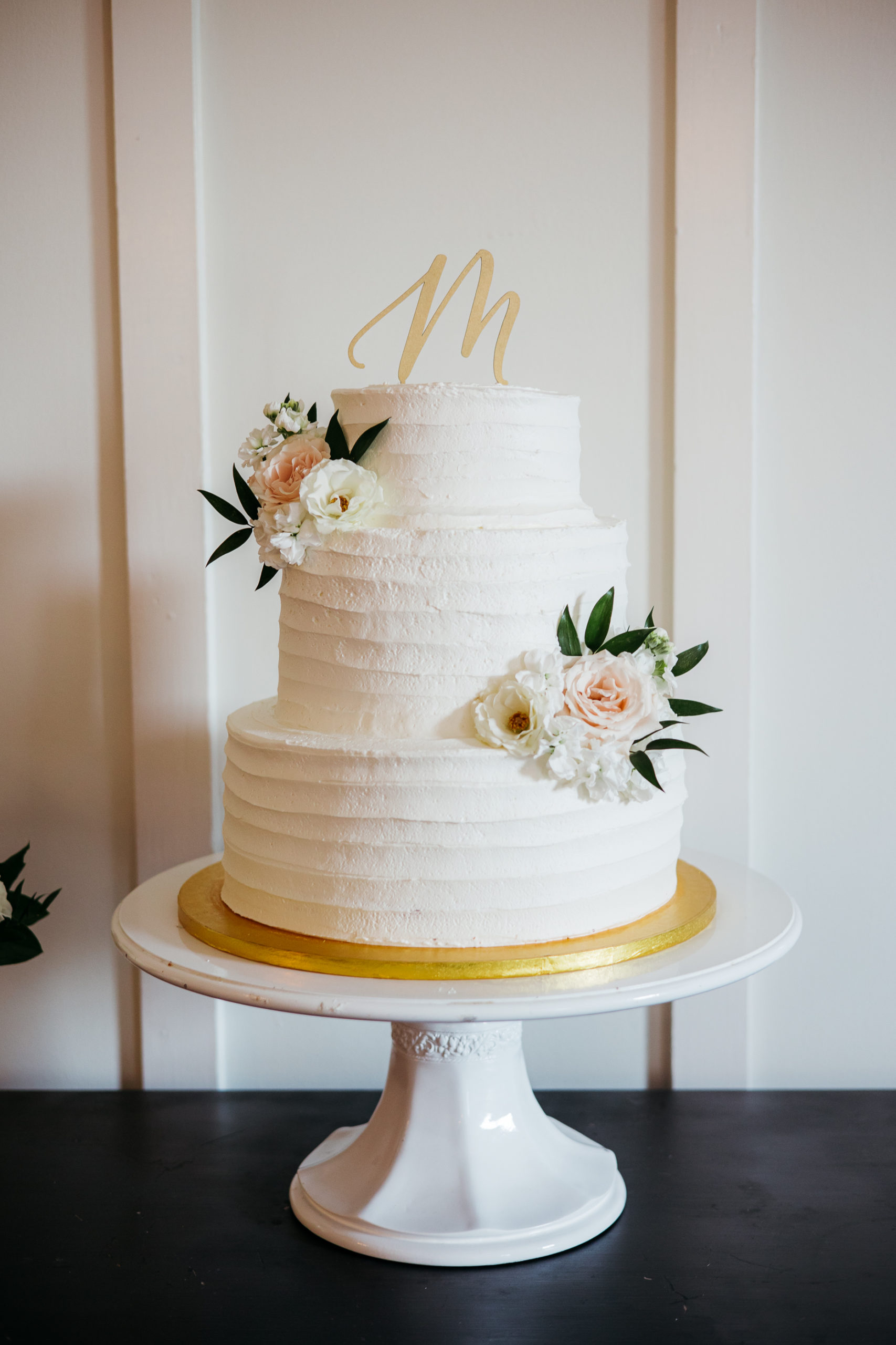Wedding cake florals by Abby's at the Cottage - Christine Quarte Photography